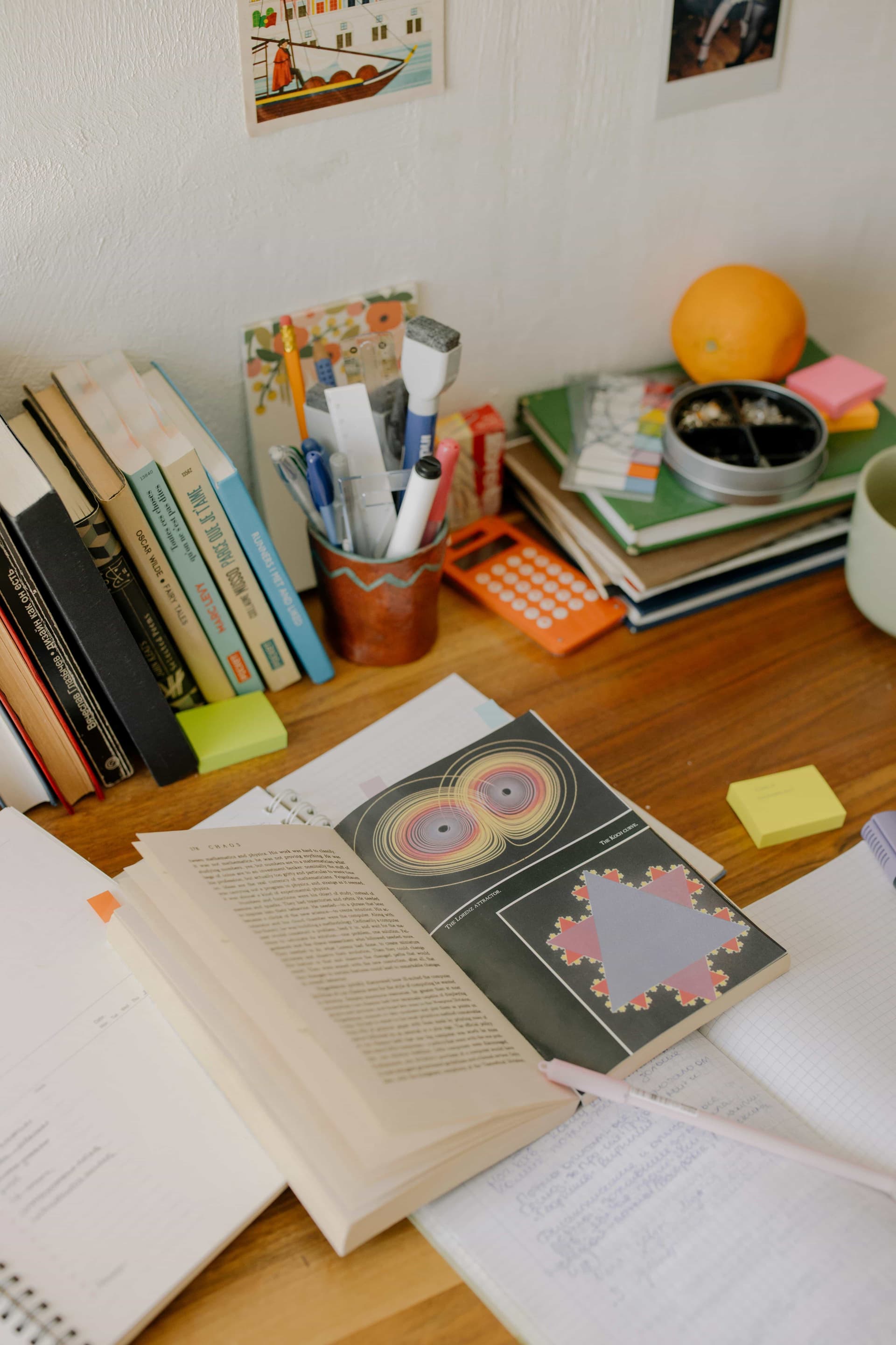 Mesa de estudio con libros, papeles y bolígrafos